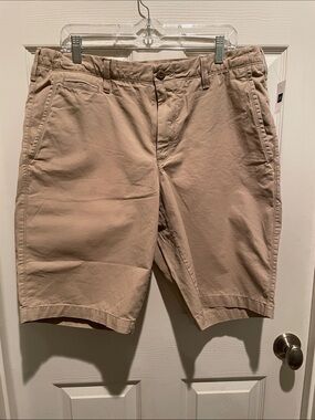 BRAND NEW - GAP Men's Khaki Casual Cotton Blend Shorts; sz 36 waist